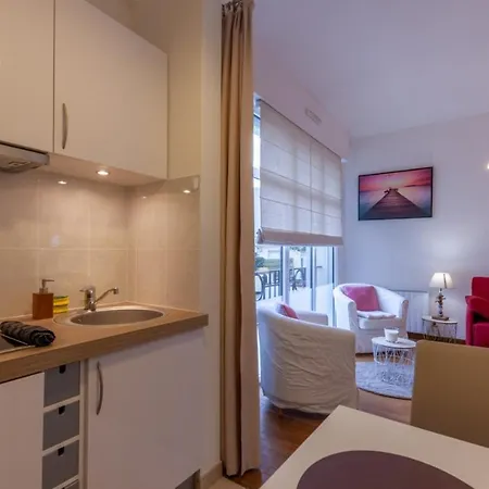 Appartement Warm 100m From Place Morny And Port