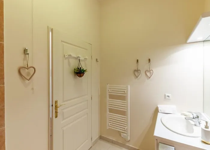 Warm 100m From Place Morny And Port